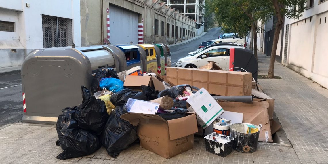 La Policia Local aixeca fins a 22 actes per abocaments de brossa als carrers de Tortosa
