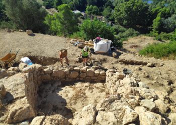 Multen l’equip d’excavació del jaciment de l’Assut de Tivenys per arranjar un camí