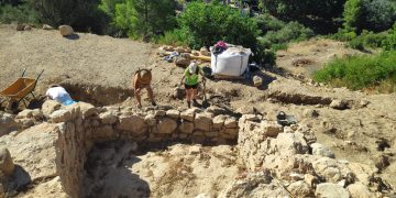 Multen l’equip d’excavació del jaciment de l’Assut de Tivenys per arranjar un camí