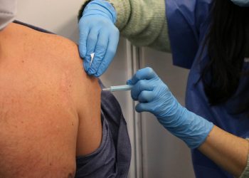 Salut Pública aprova la tercera dosi contra el coronavirus a les persones de 18 a 39 anys