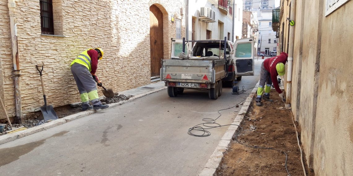 Tortosa renova les voreres dels carrers Amor i Pina, al nucli antic de Ferreries