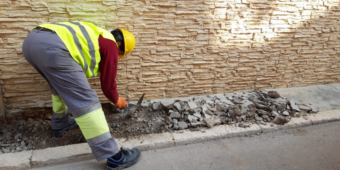 Tortosa renova les voreres dels carrers Amor i Pina, al nucli antic de Ferreries