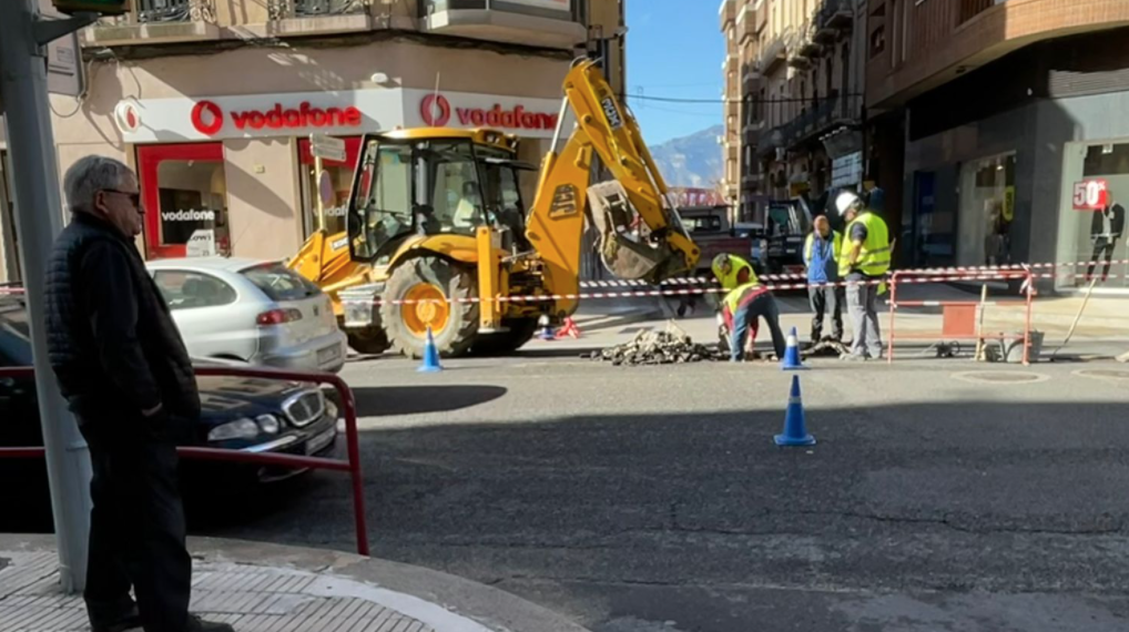 Tortosa desvia el trànsit a l’avinguda de la Generalitat per reparar una avaria d’aigües