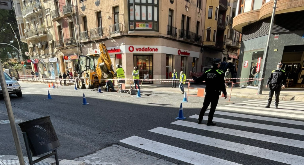 Tortosa desvia el trànsit a l’avinguda de la Generalitat per reparar una avaria d’aigües