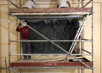 El mural de Soriano-Montagut en bronze ja presideix l’escala principal de l’Ajuntament d’Amposta