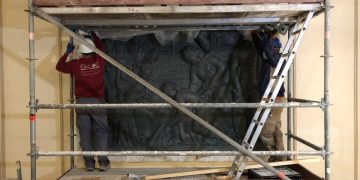 El mural de Soriano-Montagut en bronze ja presideix l’escala principal de l’Ajuntament d’Amposta