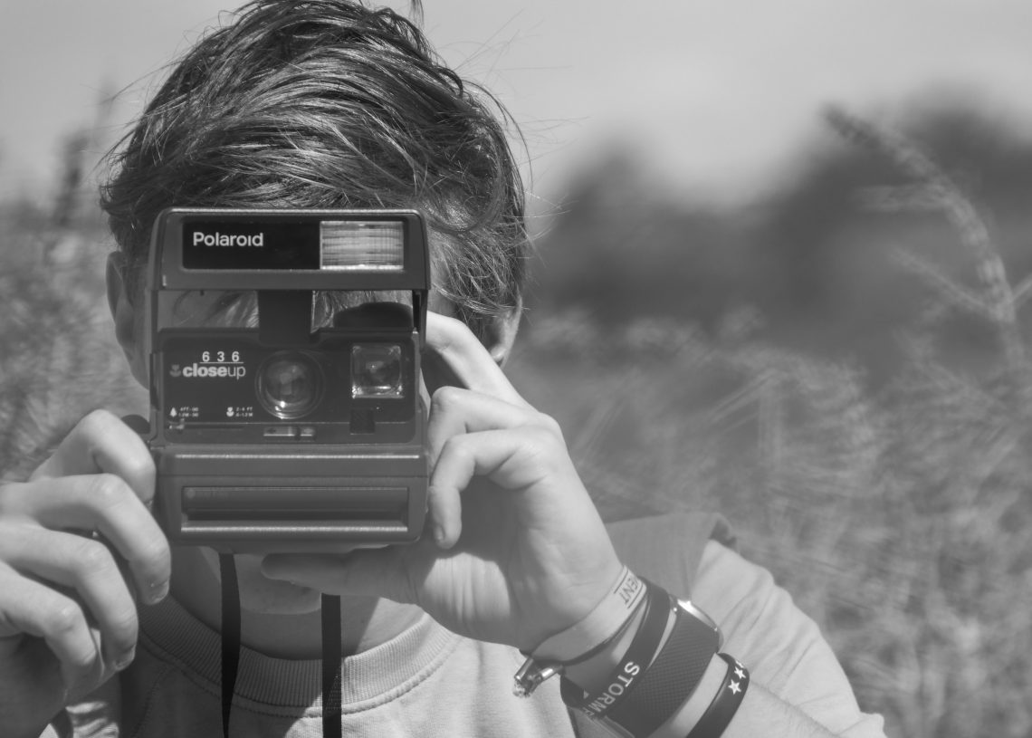 Un jove venedor de fotografia