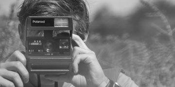 Un jove venedor de fotografia