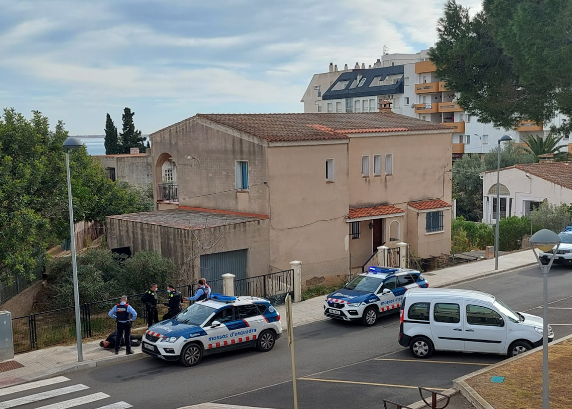 La policia local de l’Ampolla evita l’agressió a dos turistes anglesos durant una discussió