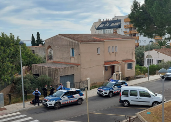 La policia local de l’Ampolla evita l’agressió a dos turistes anglesos durant una discussió