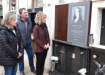 Tortosa instal·la una placa per recordar Maria Griñó al nínxol que ocupa al cementiri
