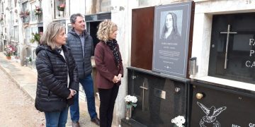 Tortosa instal·la una placa per recordar Maria Griñó al nínxol que ocupa al cementiri