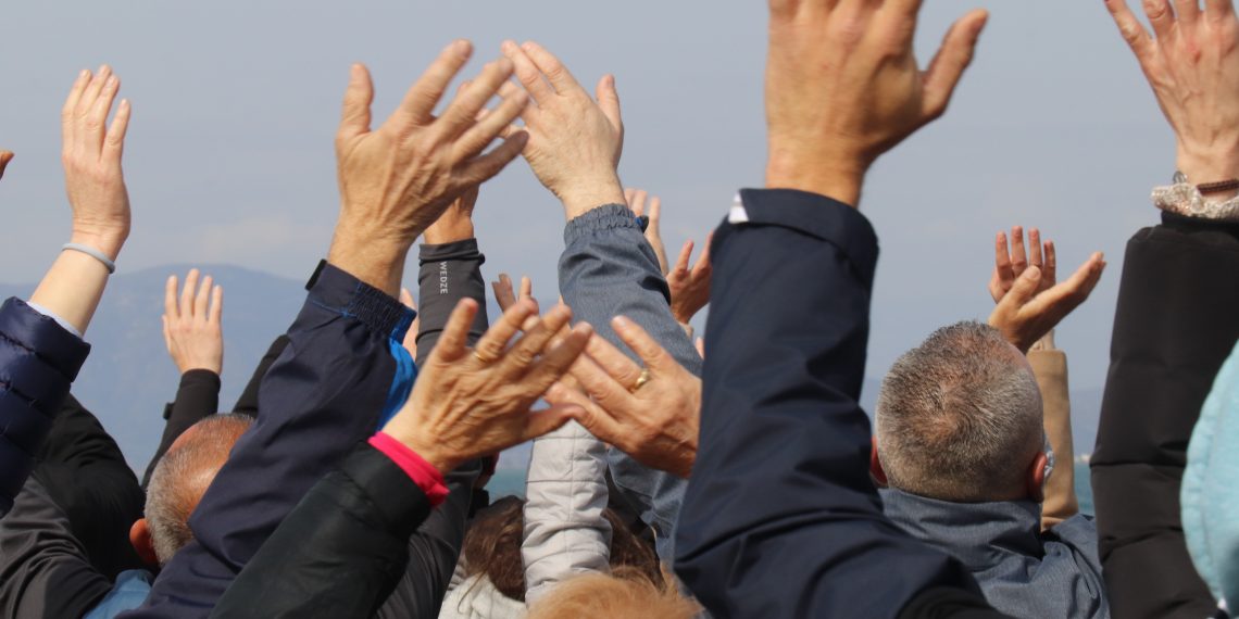 Centenars de persones formen un gran SOS com a crit d’alerta per la regressió del Delta