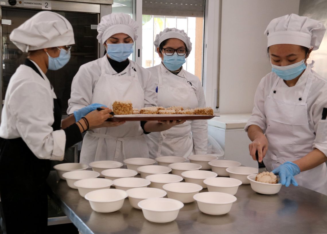 L’escola de cuina de l’institut Dertosa serveix un centenar de menús solidaris amb Ucraïna