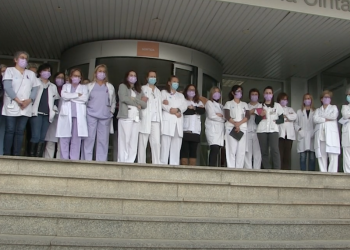Minut de silenci a les portes de l’hospital de Tortosa, per les dones que pateixen la guerra a Ucraïna