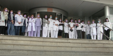 Minut de silenci a les portes de l’hospital de Tortosa, per les dones que pateixen la guerra a Ucraïna