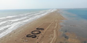 Centenars de persones formen un gran SOS com a crit d’alerta per la regressió del Delta