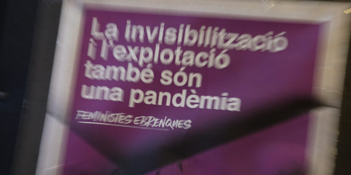 [#Fotogaleria] Feministes Ebrenques tenyeixen Tortosa amb la marxa del 8-M