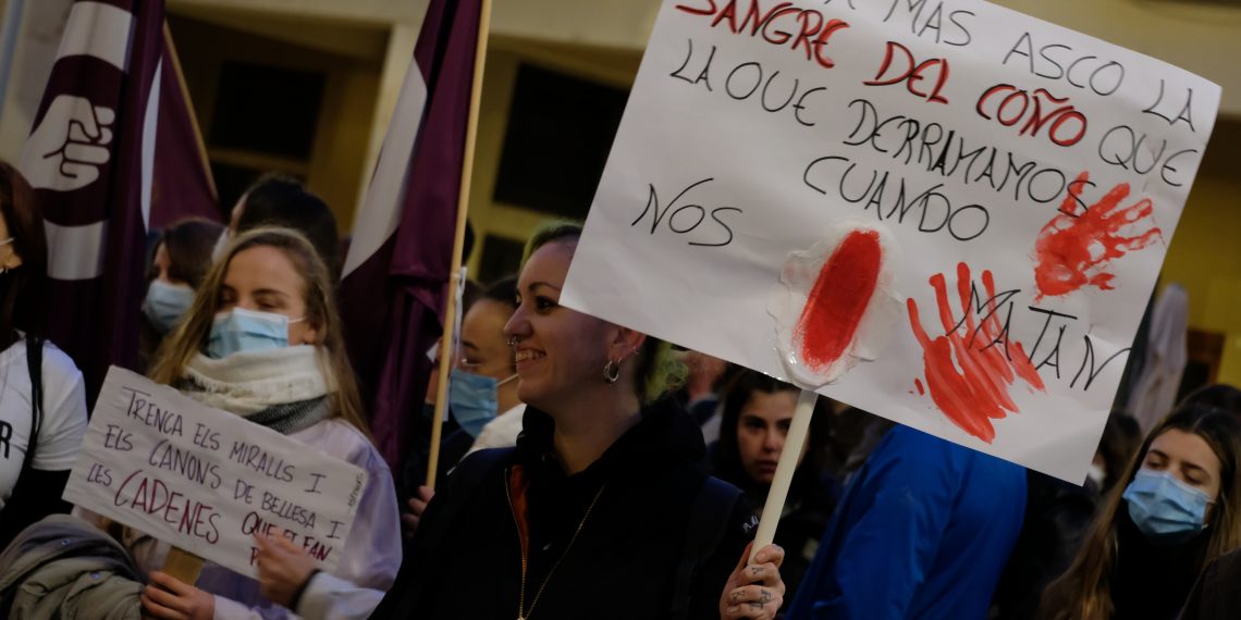 [#Fotogaleria] Feministes Ebrenques tenyeixen Tortosa amb la marxa del 8-M