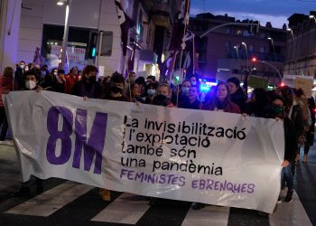 [#Fotogaleria] Feministes Ebrenques tenyeixen Tortosa amb la marxa del 8-M