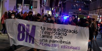 [#Fotogaleria] Feministes Ebrenques tenyeixen Tortosa amb la marxa del 8-M