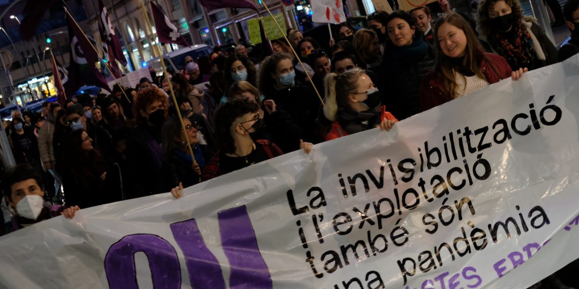 [#Fotogaleria] Feministes Ebrenques tenyeixen Tortosa amb la marxa del 8-M