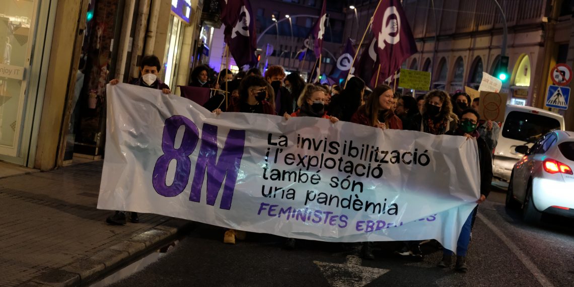 [#Fotogaleria] Feministes Ebrenques tenyeixen Tortosa amb la marxa del 8-M
