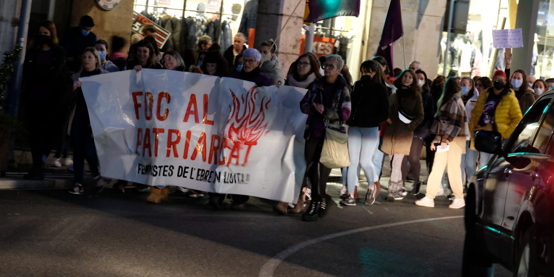 [#Fotogaleria] Feministes Ebrenques tenyeixen Tortosa amb la marxa del 8-M