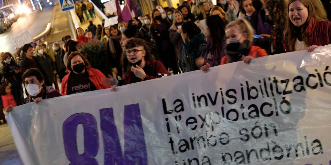 [#Fotogaleria] Feministes Ebrenques tenyeixen Tortosa amb la marxa del 8-M