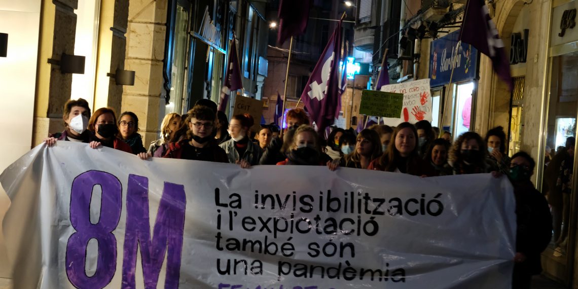 [#Fotogaleria] Feministes Ebrenques tenyeixen Tortosa amb la marxa del 8-M