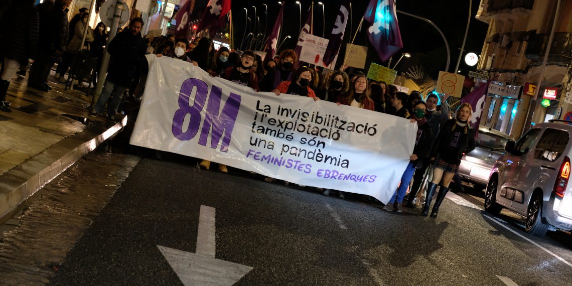 [#Fotogaleria] Feministes Ebrenques tenyeixen Tortosa amb la marxa del 8-M