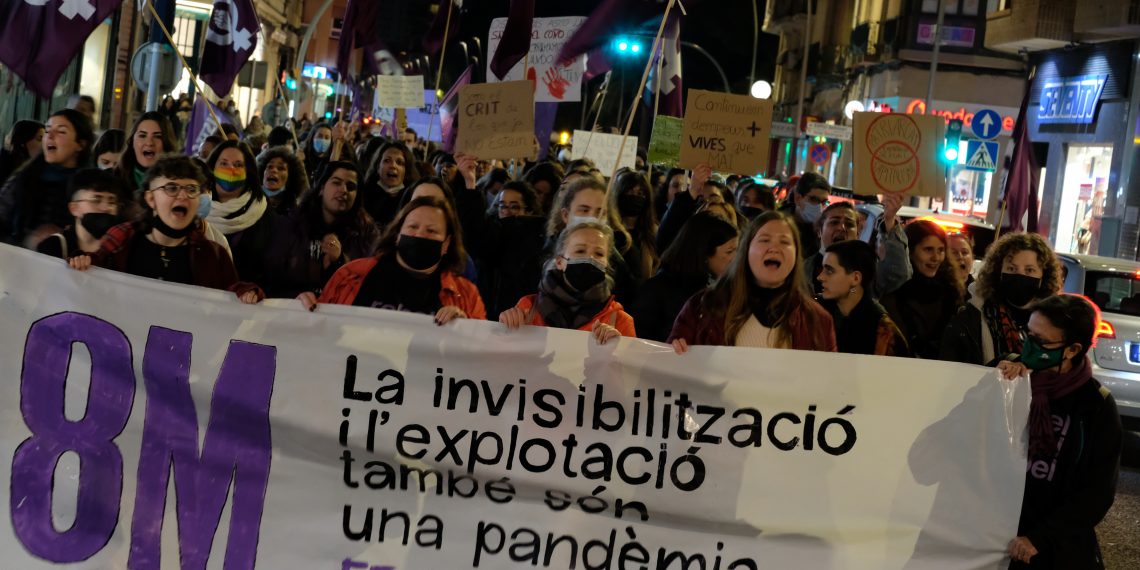 [#Fotogaleria] Feministes Ebrenques tenyeixen Tortosa amb la marxa del 8-M
