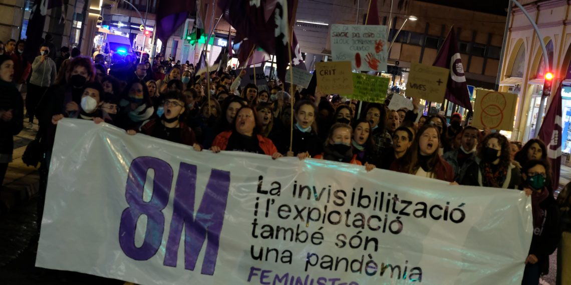[#Fotogaleria] Feministes Ebrenques tenyeixen Tortosa amb la marxa del 8-M