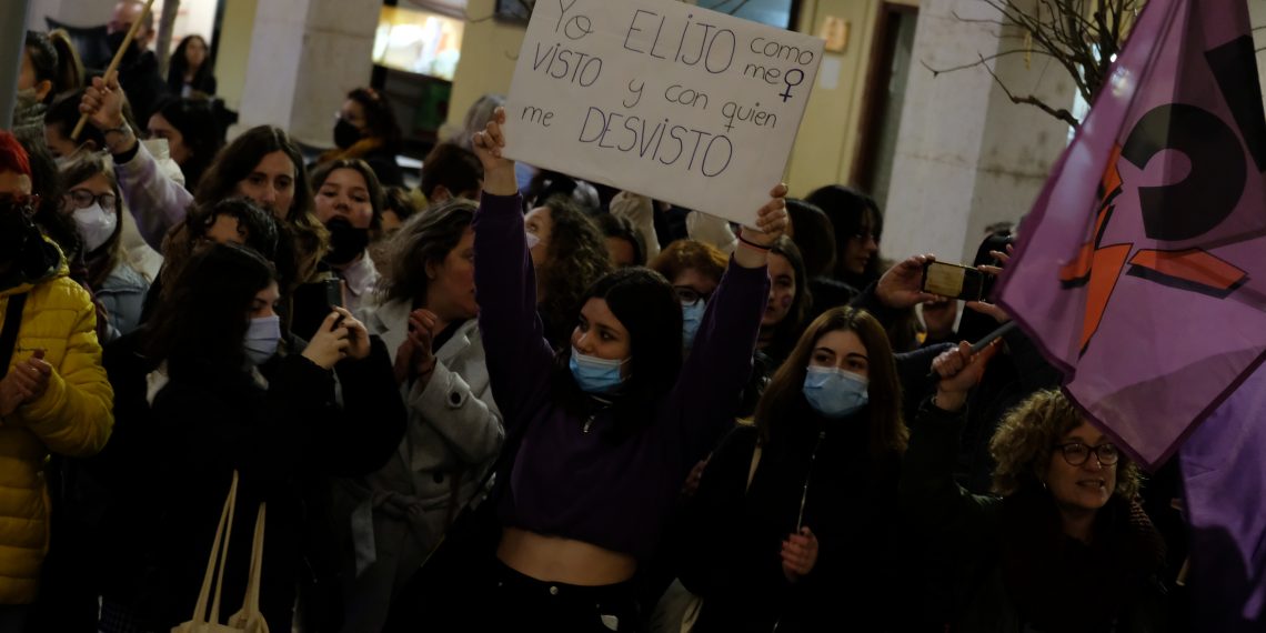 [#Fotogaleria] Feministes Ebrenques tenyeixen Tortosa amb la marxa del 8-M