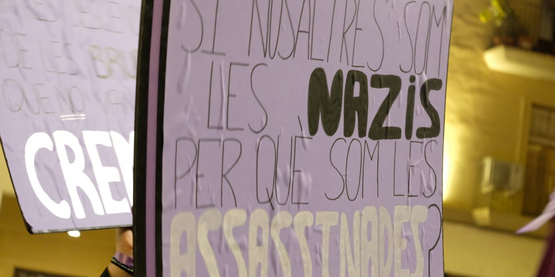[#Fotogaleria] Feministes Ebrenques tenyeixen Tortosa amb la marxa del 8-M