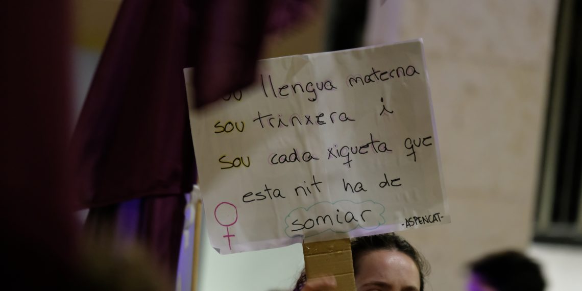 [#Fotogaleria] Feministes Ebrenques tenyeixen Tortosa amb la marxa del 8-M