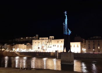 El monument franquista, il·luminat pels partidaris de mantenir-lo i reinterpretar-lo
