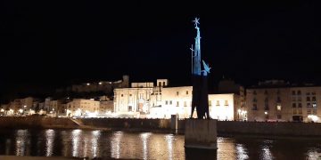 El monument franquista, il·luminat pels partidaris de mantenir-lo i reinterpretar-lo