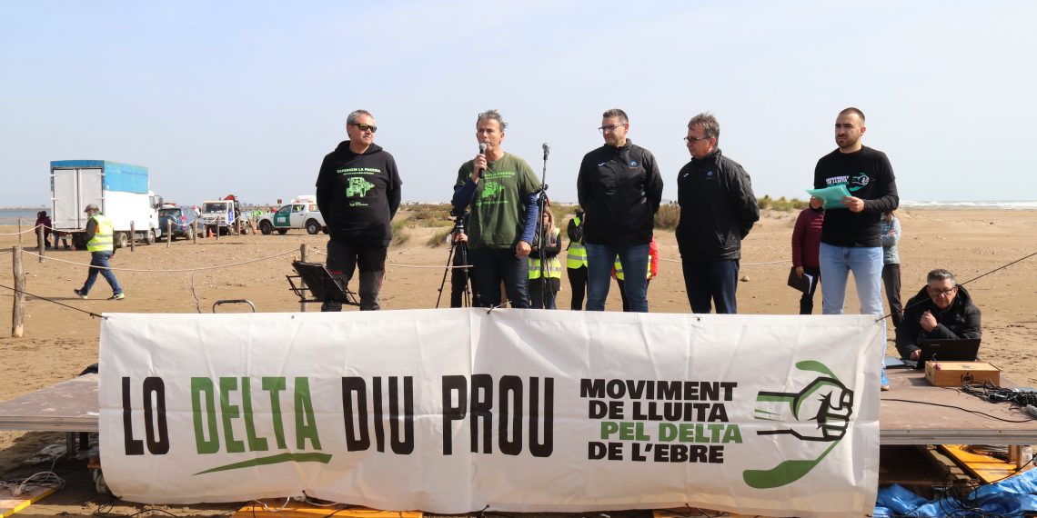 Centenars de persones formen un gran SOS com a crit d’alerta per la regressió del Delta