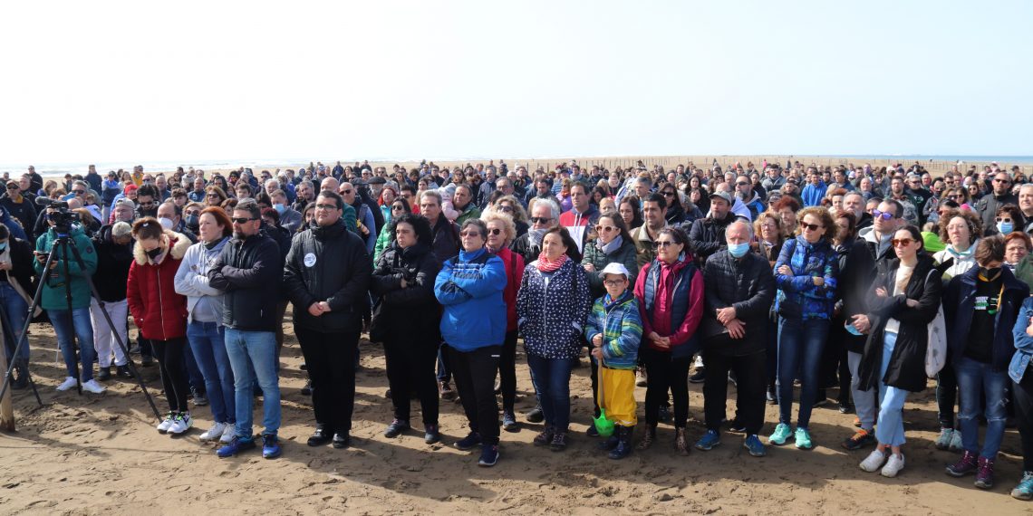 Centenars de persones formen un gran SOS com a crit d’alerta per la regressió del Delta