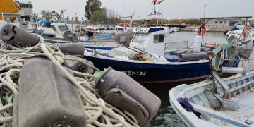 Pescadors de Deltebre reclamen el manteniment de la bocana del port fluvial, bloquejat per la sorra