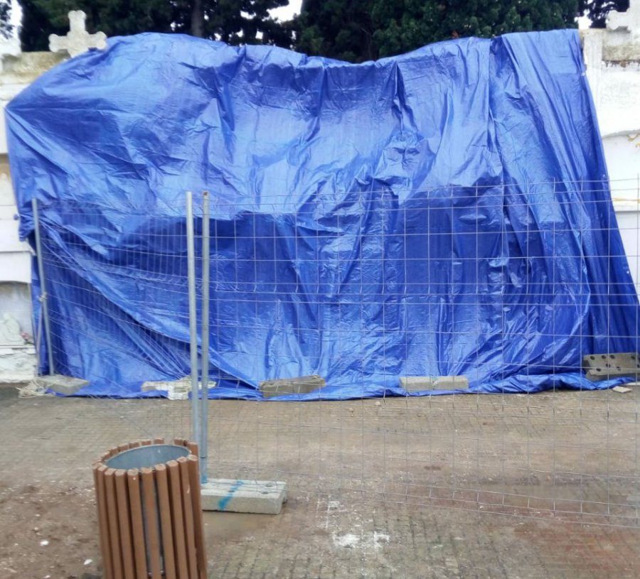 Sis nínxols centenaris del cementiri d’Amposta s’ensorren per les pluges