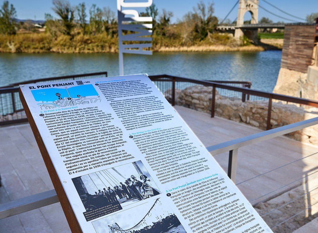 Amposta instal·la tres panells informatius vora el Pont Penjant i un tòtem amb el nom