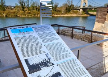Amposta instal·la tres panells informatius vora el Pont Penjant i un tòtem amb el nom