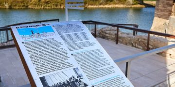 Amposta instal·la tres panells informatius vora el Pont Penjant i un tòtem amb el nom