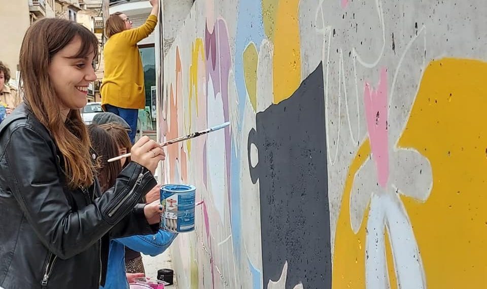 Un mural d’Ester Llorens Artiola pintat pel veïnat visibilitza les dones de Benifallet