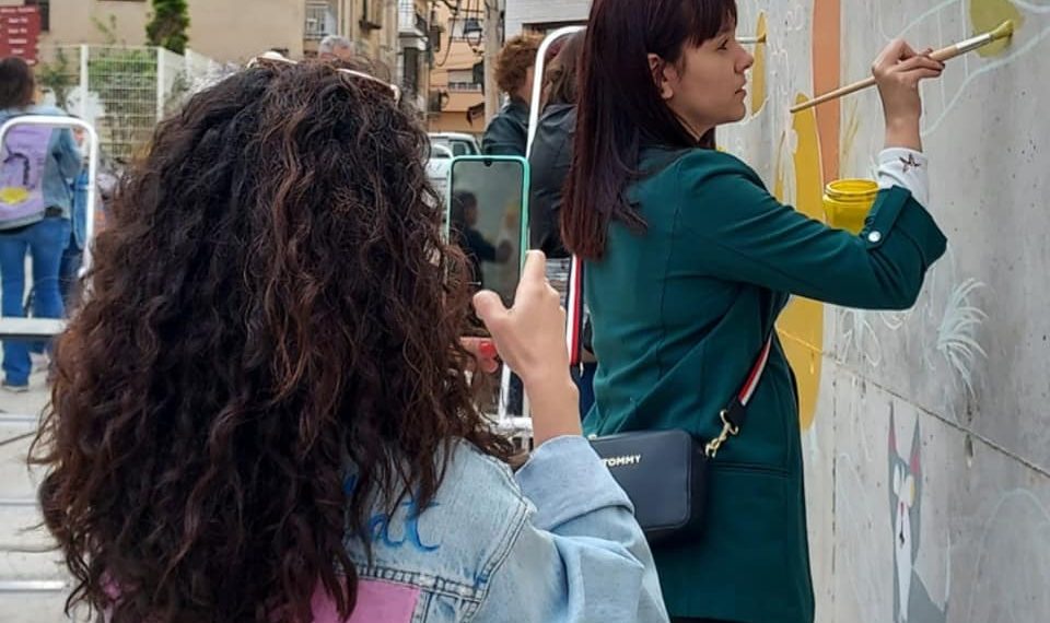 Un mural d’Ester Llorens Artiola pintat pel veïnat visibilitza les dones de Benifallet