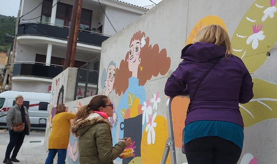 Un mural d’Ester Llorens Artiola pintat pel veïnat visibilitza les dones de Benifallet