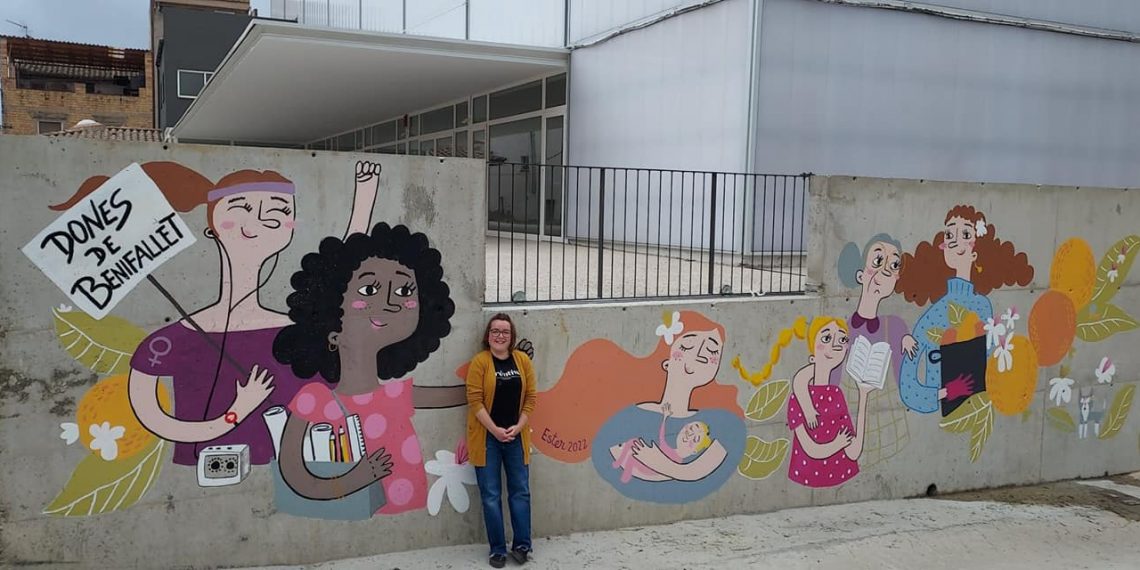 Un mural d’Ester Llorens Artiola pintat pel veïnat visibilitza les dones de Benifallet