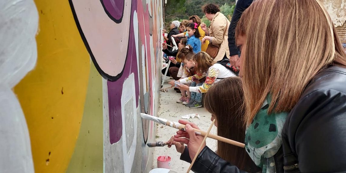Un mural d’Ester Llorens Artiola pintat pel veïnat visibilitza les dones de Benifallet